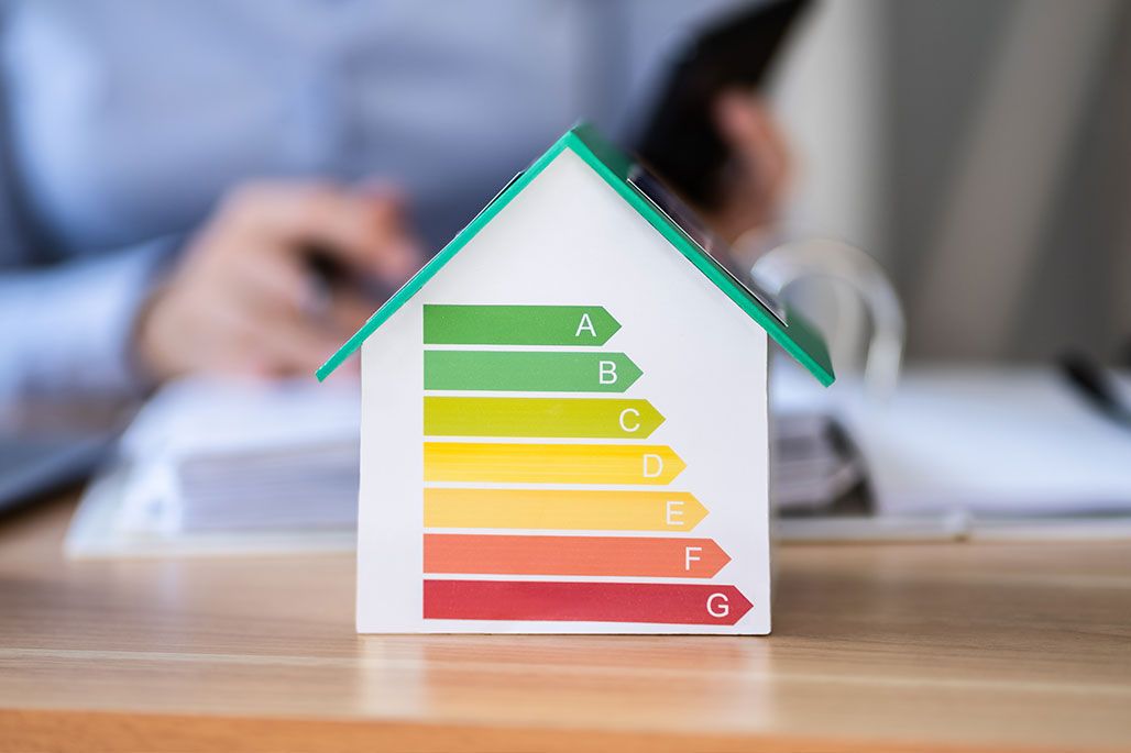 Haus mit Energieklassen auf einem Tisch