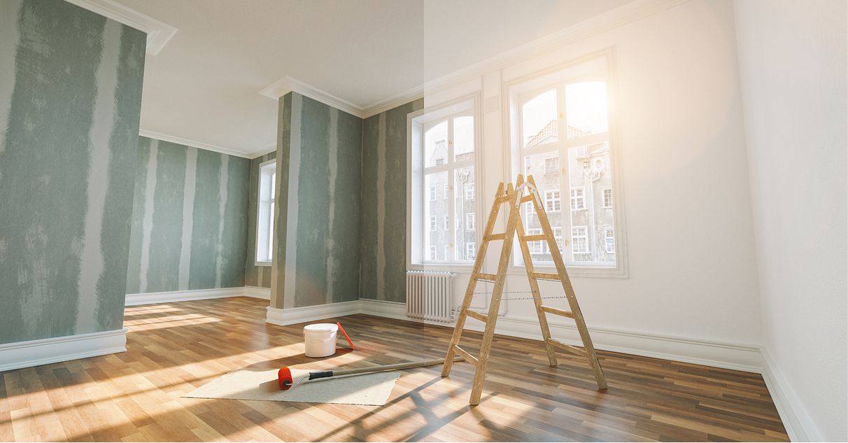 Geteiltes Bild - Links: Raum mit Rigipsplatten, Rechts: Fertiggestellter Raum